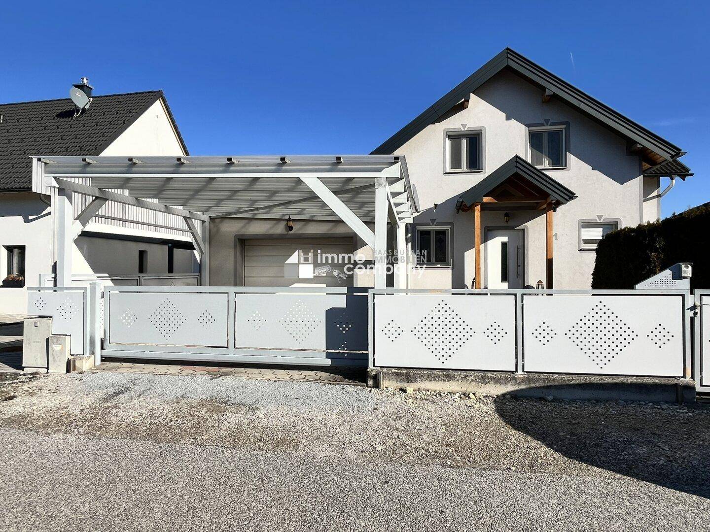 Vorderansicht Haus und Garage