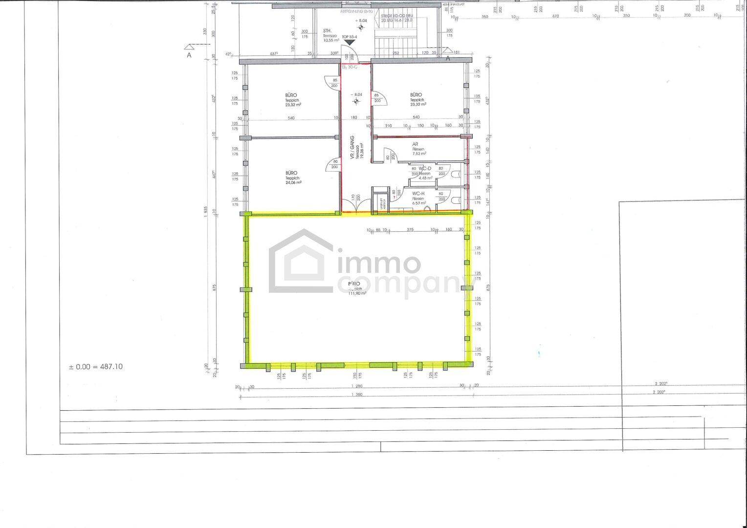 Detaillierter Grundrissplan mit Raumaufteilung und Maßen für eine Etage, inklusive Balkon und Sanitärbereichen.