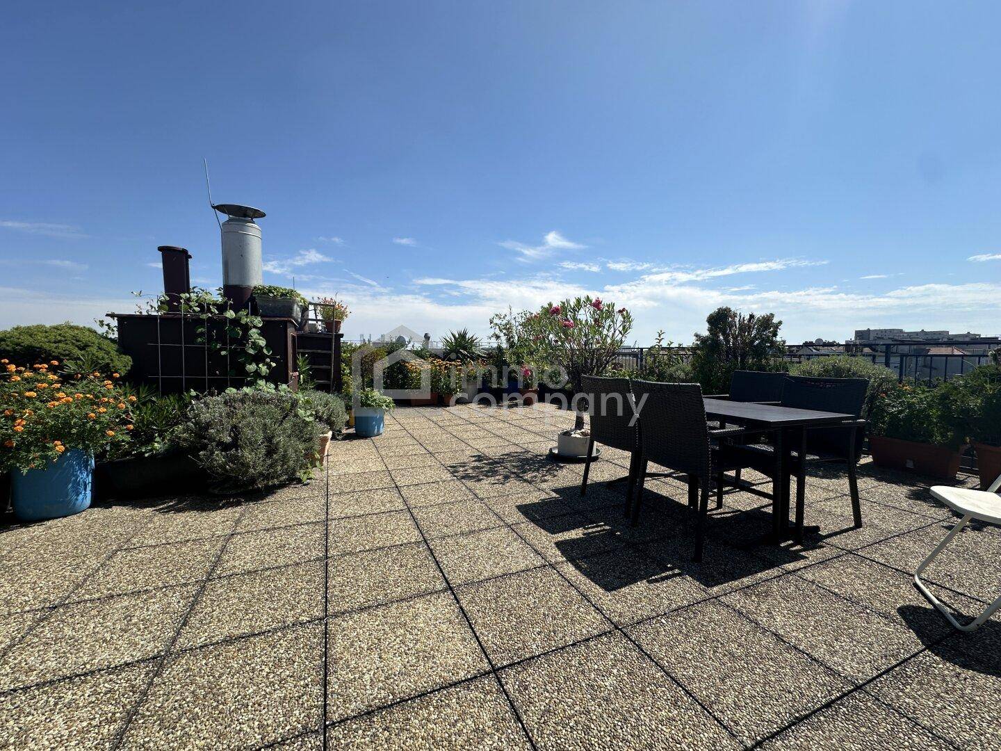 Geräumige Dachterrasse mit Sitzgelegenheiten und Pflanzen für entspannte Stunden.