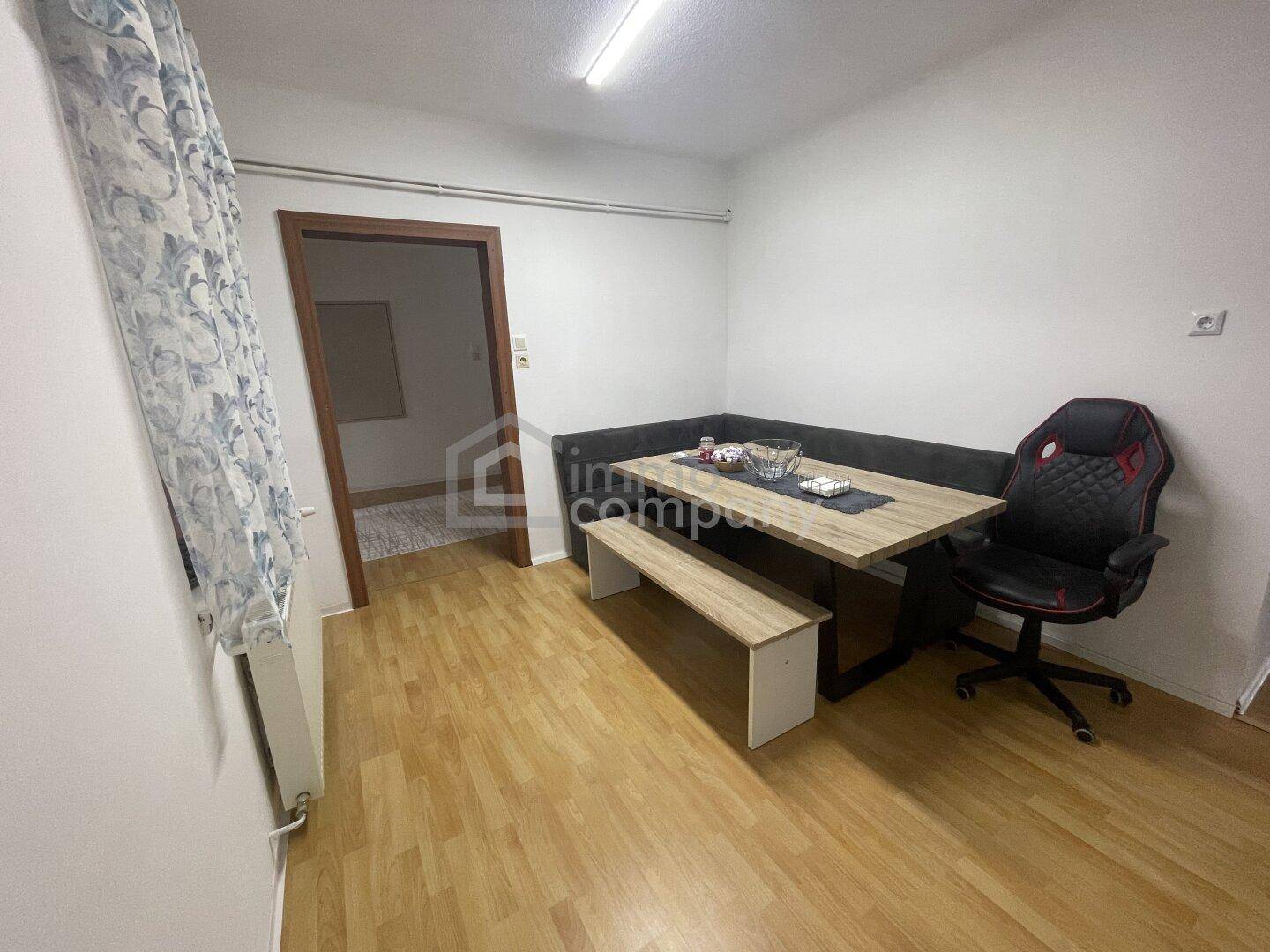 Essbereich mit Holztisch, Sitzbank und Stuhl, ideal für gemeinsame Mahlzeiten.