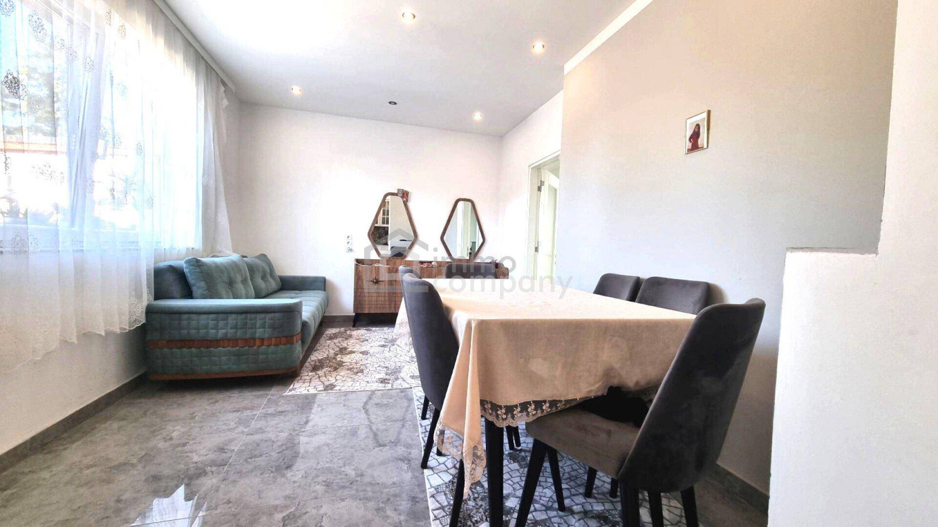 Gemütlicher Essbereich mit Esstisch und Sofa, ideal für gemeinsame Mahlzeiten.