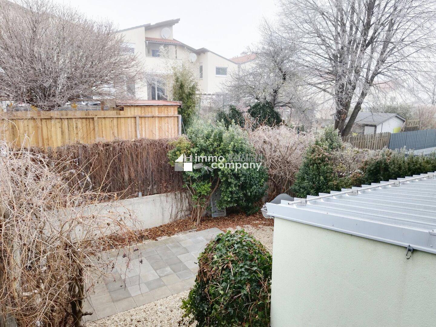 Blick vom Balkon in den Garten