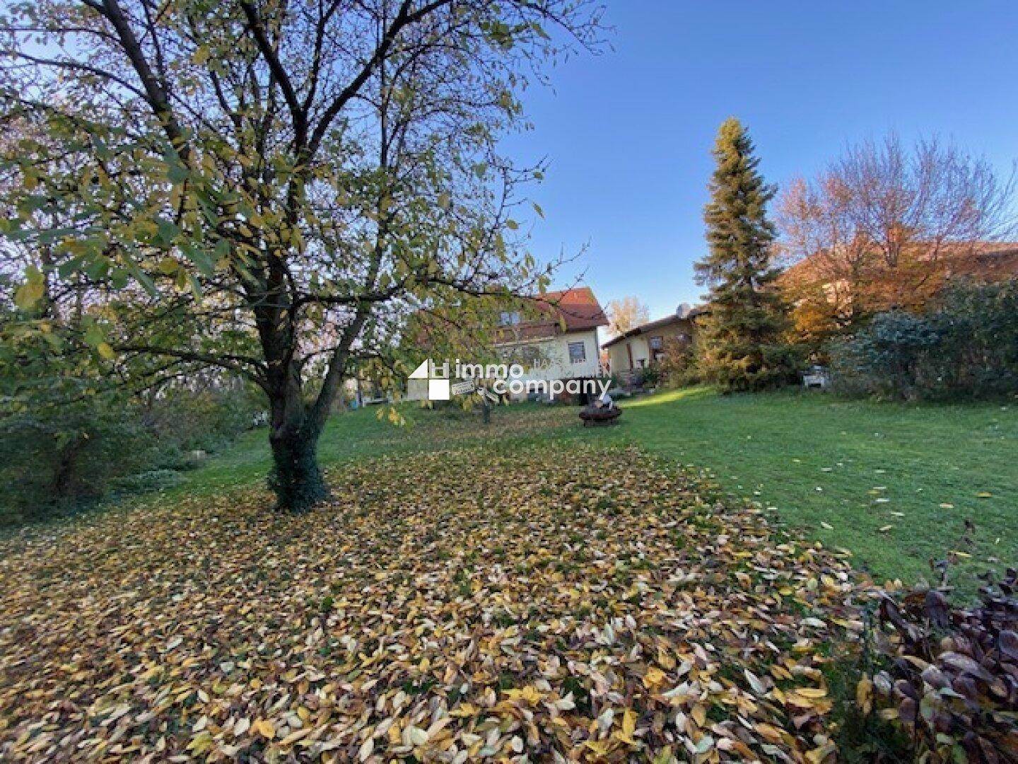 Haus - Gartenansicht im Herbst