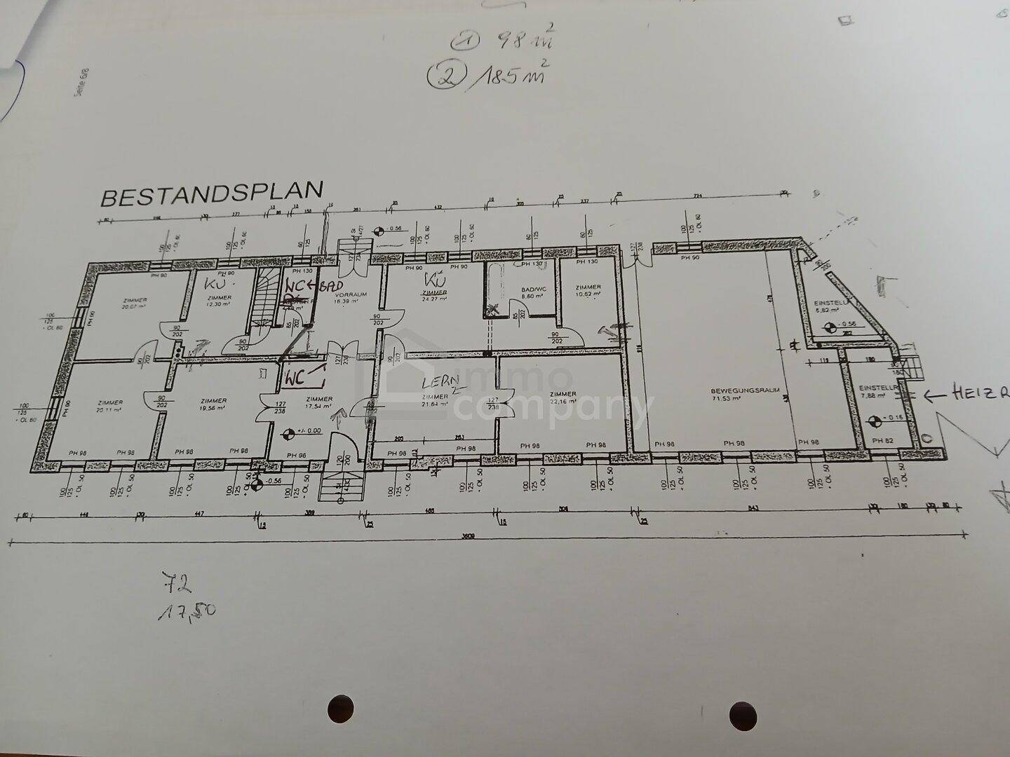 Grundrissplan eines Gebäudes mit mehreren Zimmern, Bädern und WC-Bereichen.