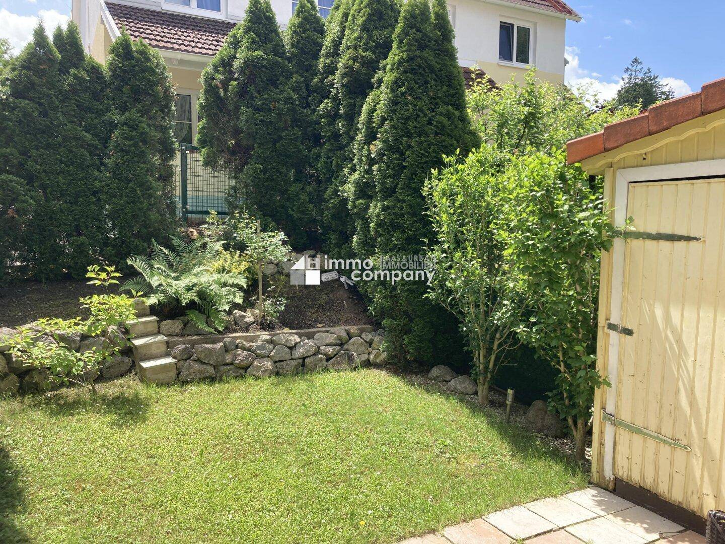 Südseitiger Garten mit Terrasse und Gartenhütte