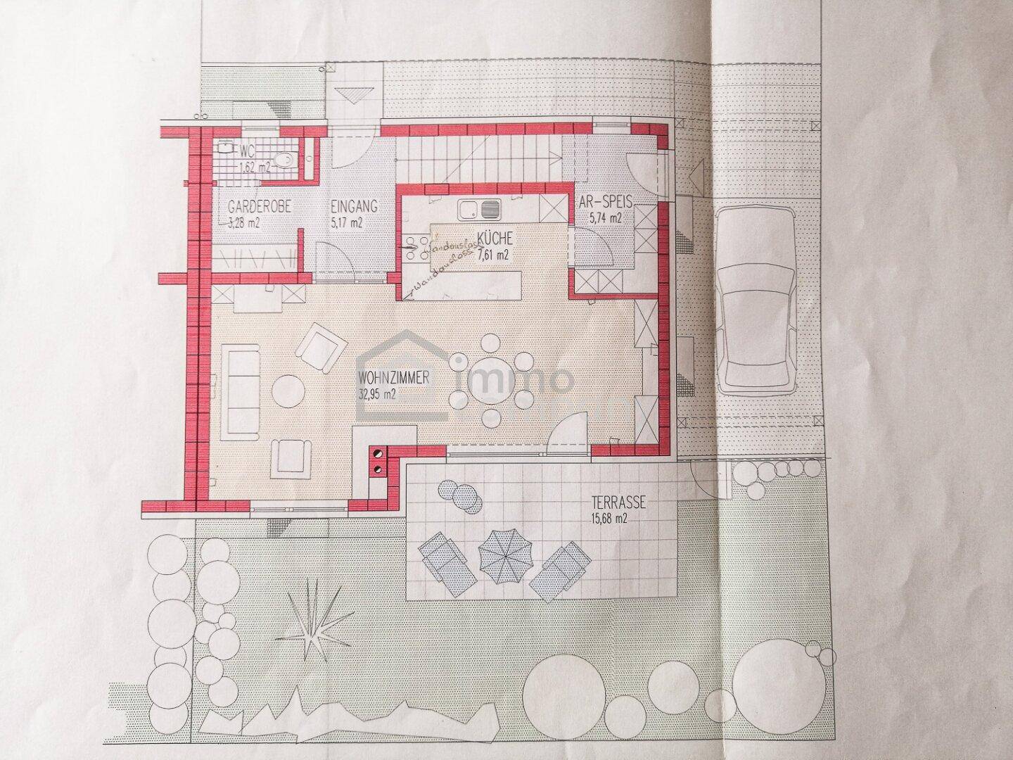 Grundriss des Erdgeschosses mit Wohnzimmer, Küche, Terrasse und Gartenbereich.
