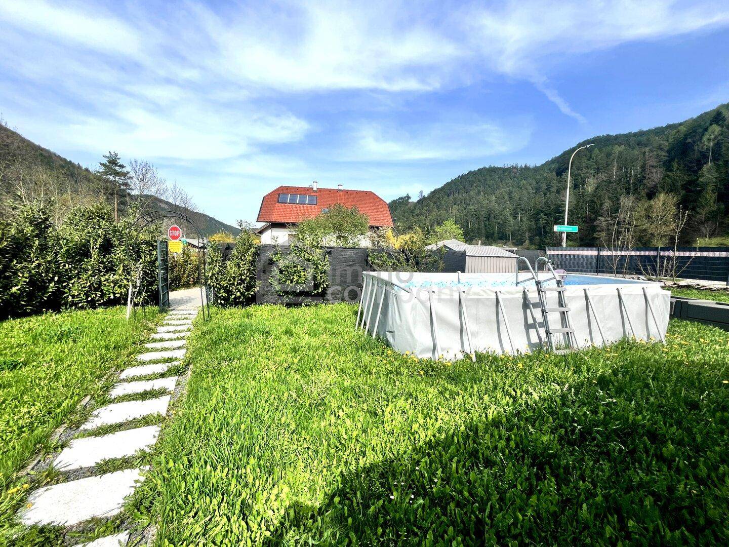 Garten mit Pool