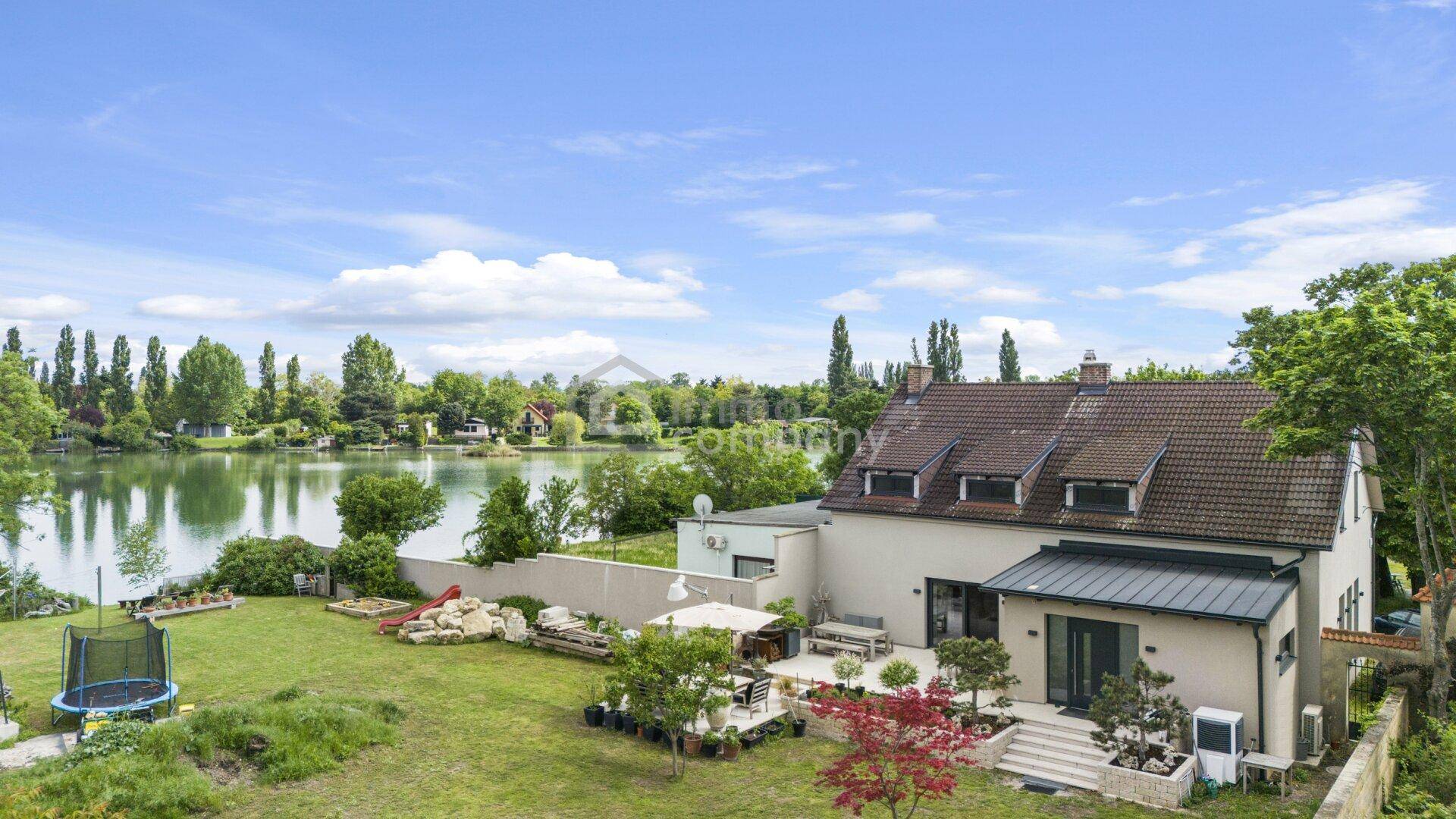 Haus mit großem Garten, Terrasse und direktem Zugang zum See mit weitem Blick.