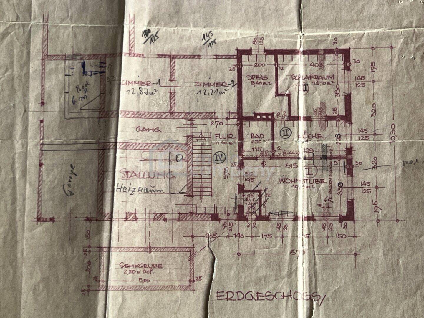 Handgezeichneter Grundriss des Erdgeschosses mit Raumaufteilung und Maßen.