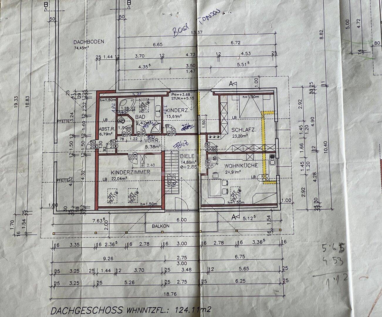 Handgezeichneter Grundriss des Dachgeschosses mit Schlafzimmern und Balkon.