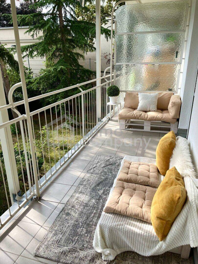 Gemütlicher Balkon mit Sitzgelegenheiten und Blick ins Grüne, ideal zum Entspannen.