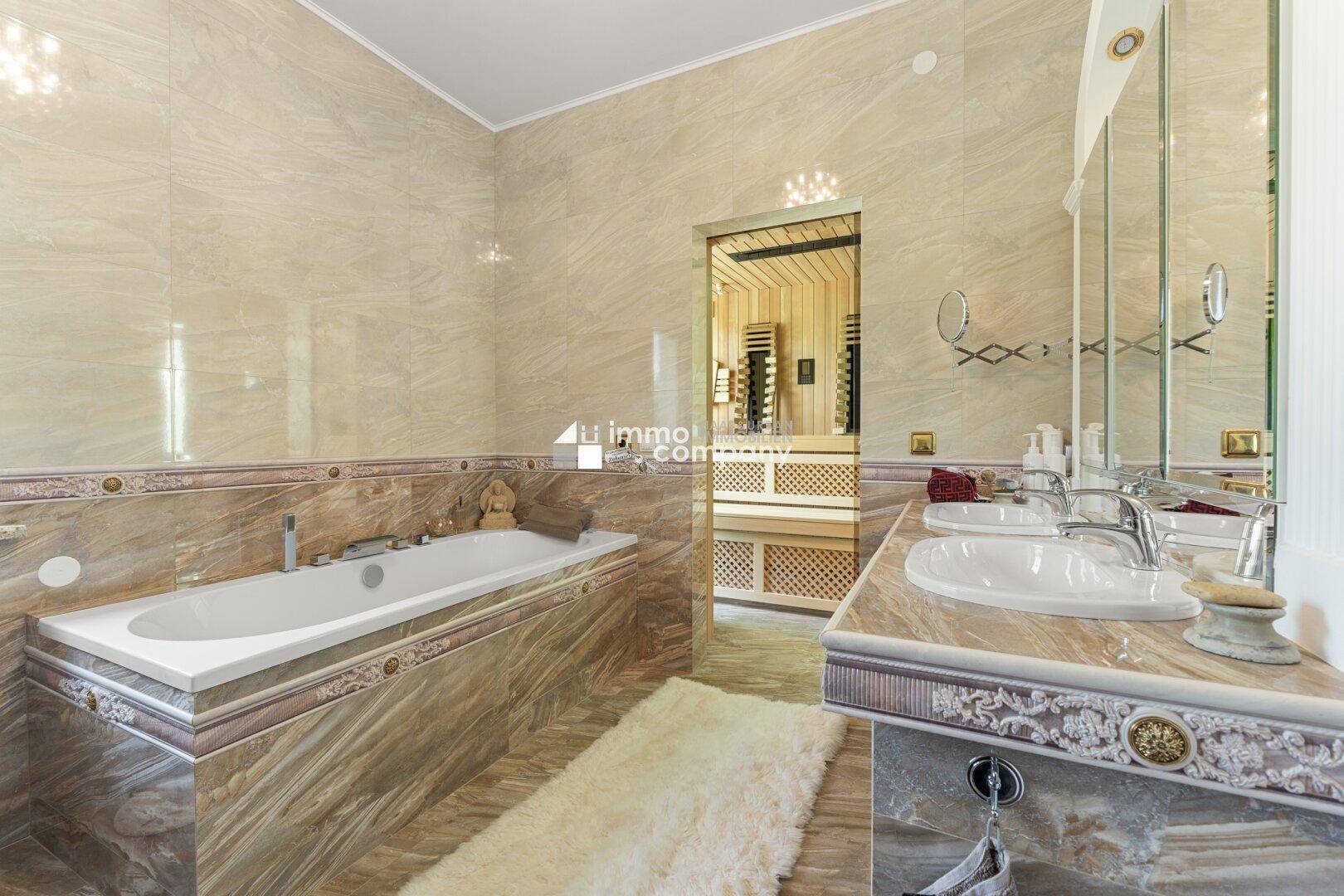Bad mit Dusche u. Badewanne, Infrarotkabine, Sauna