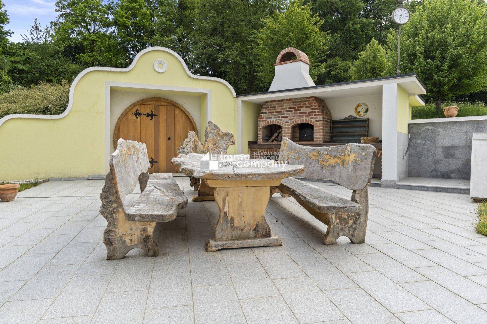 Terrasse mit Griller und Pizzaofen