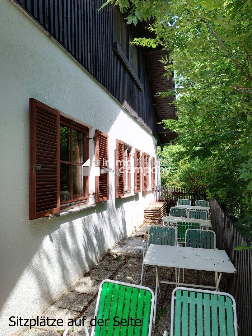 weitere Sitzplätze seitlich im Gastgarten