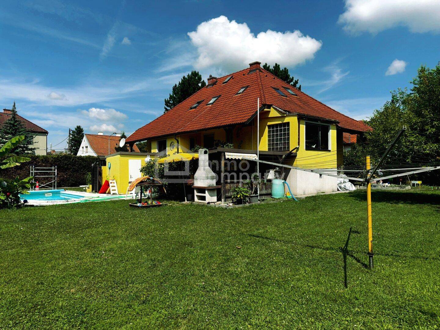 Großer grüner Garten hinter dem Haus mit Grillplatz, Aufstellpool und Gartenhaus.