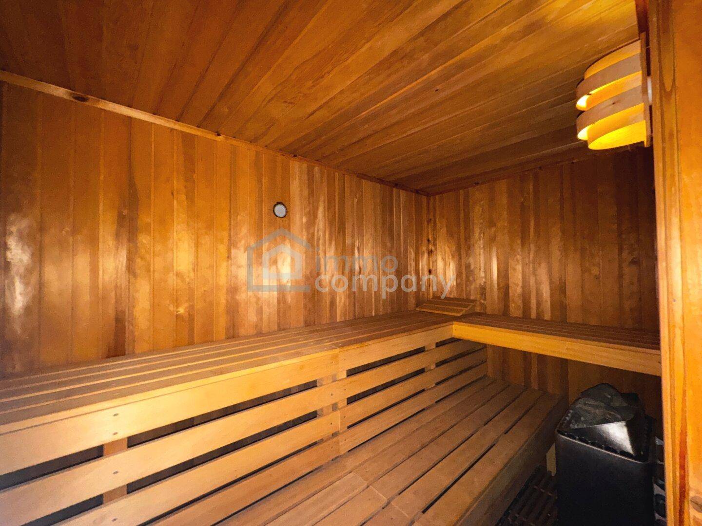 Traditionelle Holzsauna mit mehreren Bänken für Entspannung und Wellness.