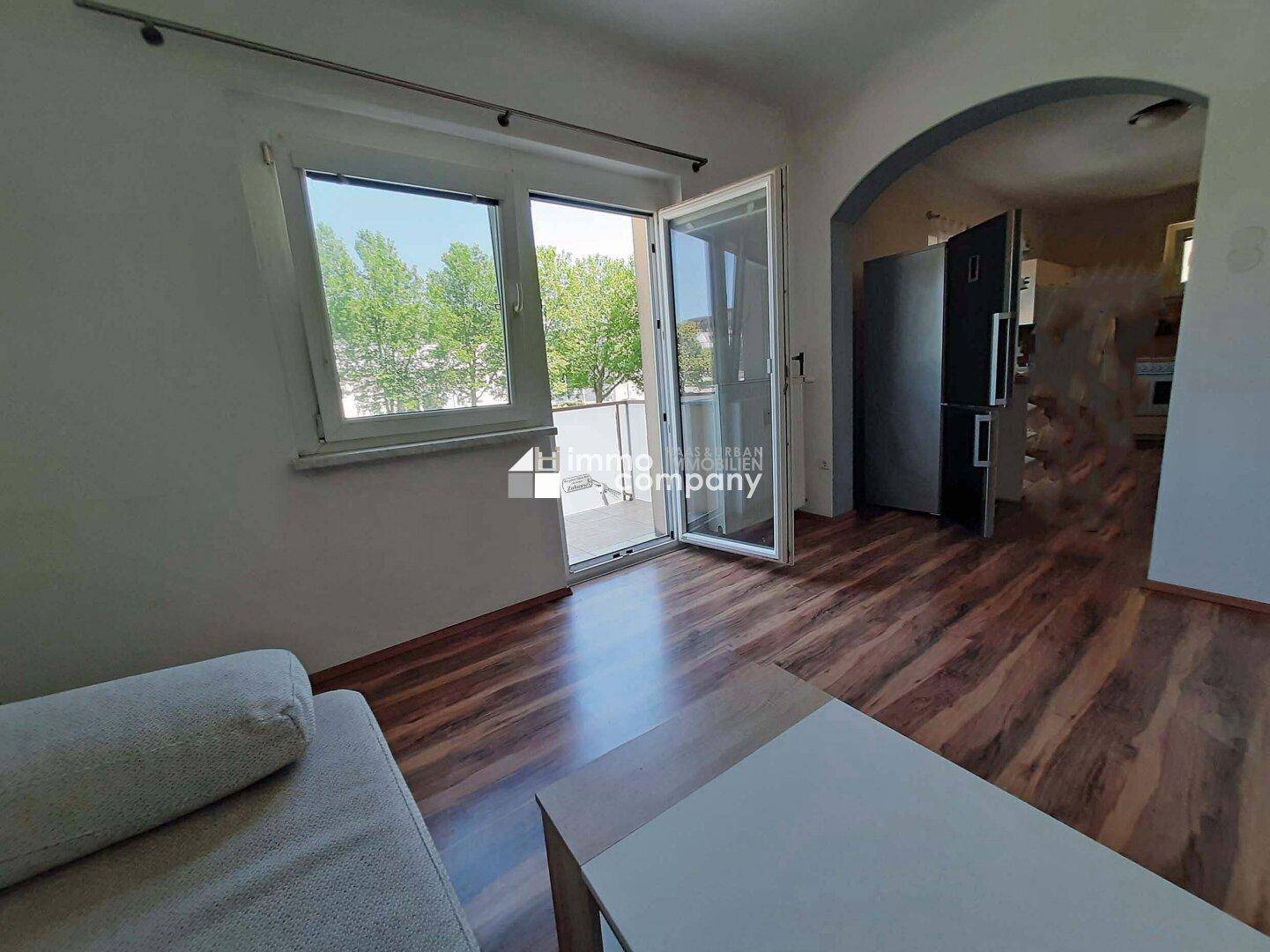 Wohn-Esszimmer mit Zugang zum Balkon