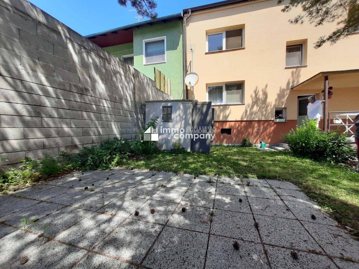 Terrasse und Gartenanteil mit Blick zum Haus