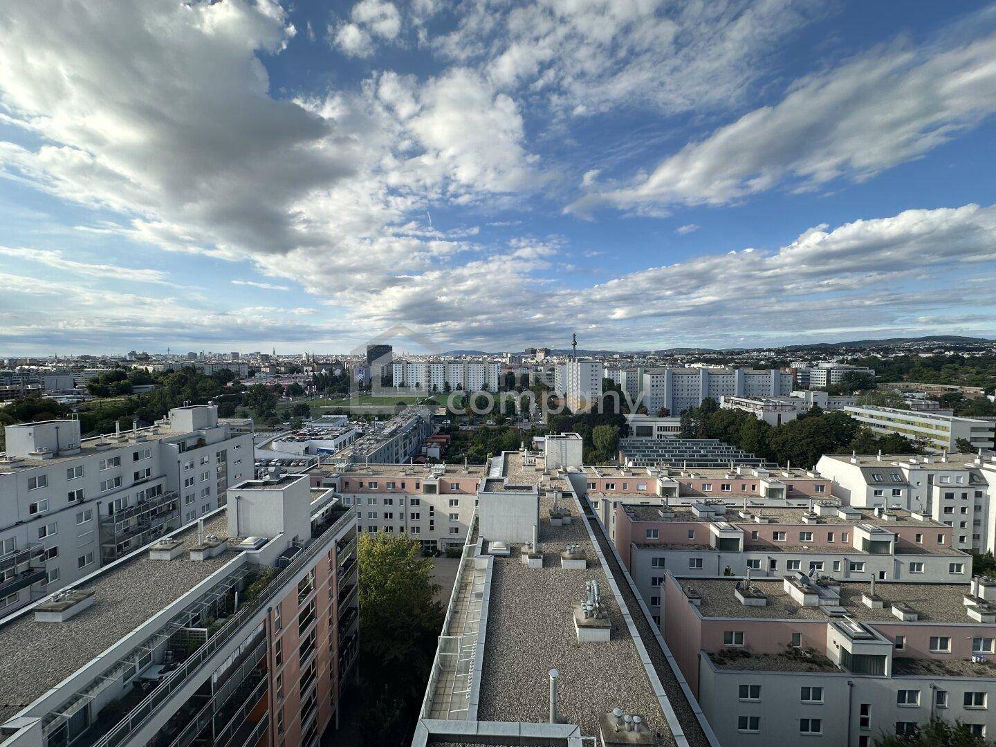 Weitläufiger Panoramablick über die städtische Skyline mit zahlreichen Wohngebäuden.