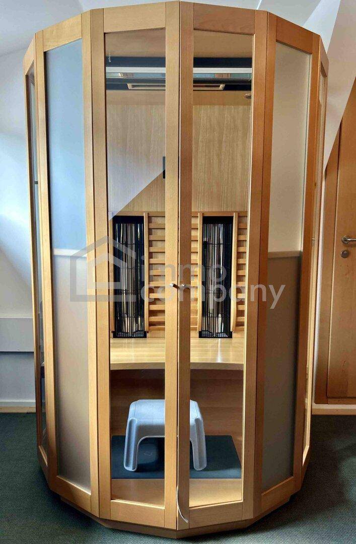 Moderne Infrarotkabine aus Holz mit Glaselementen für entspannende Wellnessmomente.