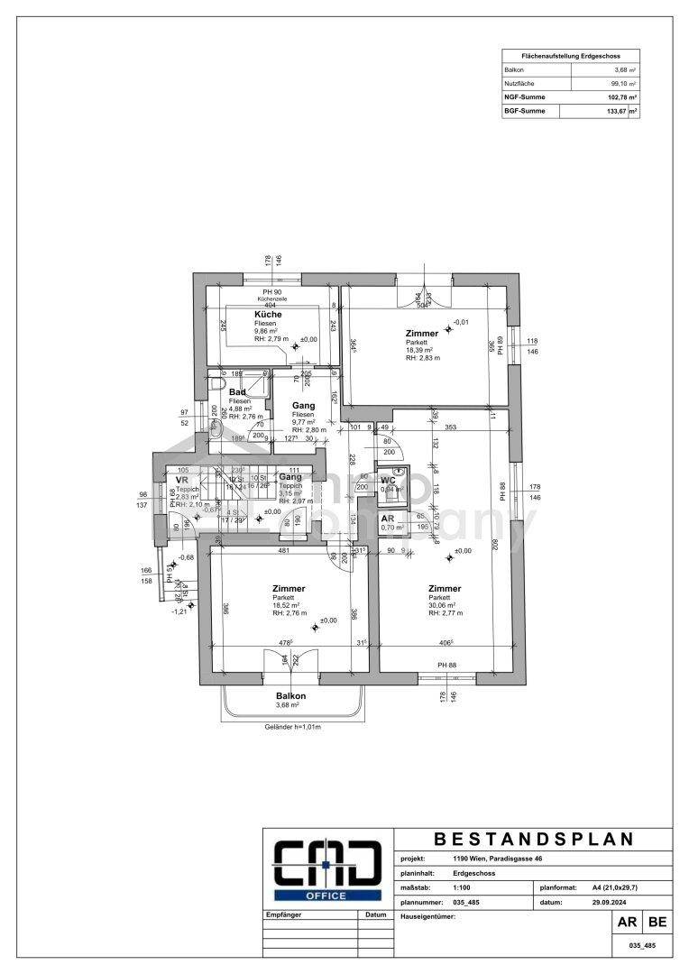 Grundriss des Erdgeschosses mit Küche, Zimmern, Bad und Balkonzugang.