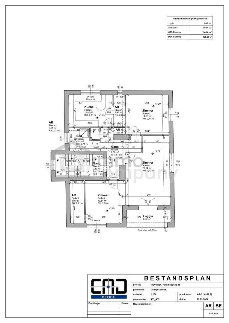 Grundriss des Obergeschosses mit Zimmern, Bad, Küche und Loggia.