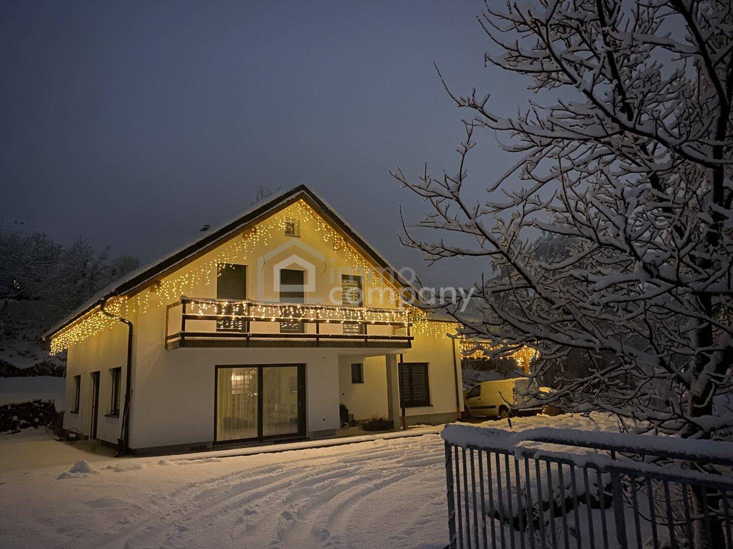 eingebettet in eine idyllische Winterlandschaft