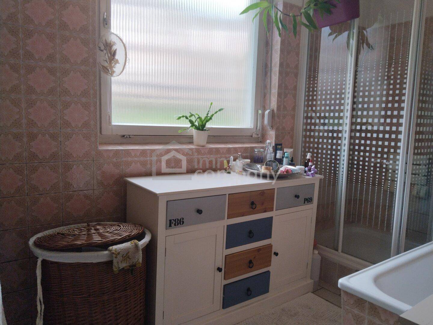 Bad mit Dusche u. Badewanne