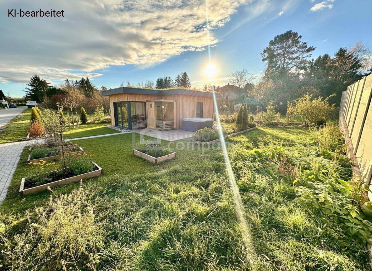 Modernes Holzhaus mit Gründach, kleinem Gartenbereich und integriertem Whirlpool.