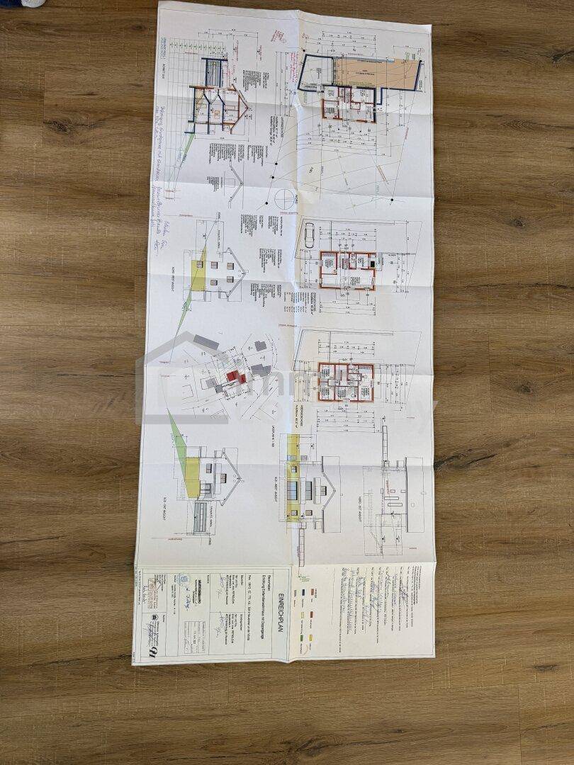 Detaillierte Baupläne des Hauses mit verschiedenen Grundrissen und Ansichten der Etagen.