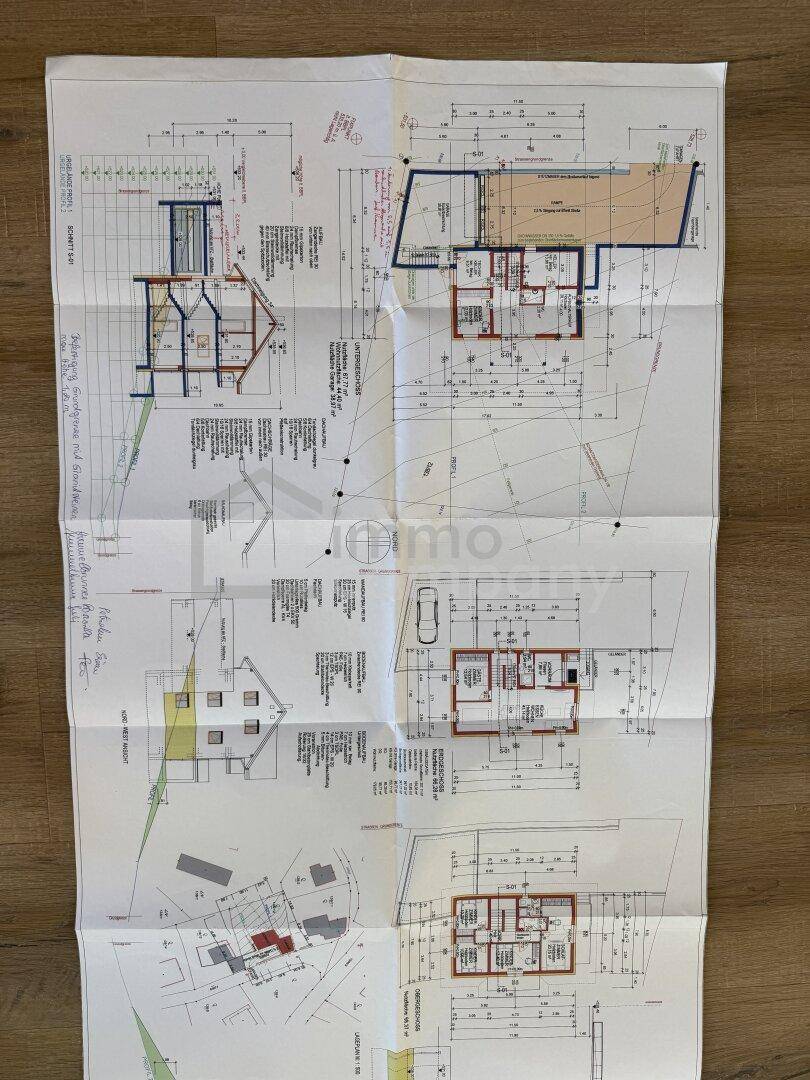Architektonische Pläne des Hauses mit Grundrissen, Schnitten und der Gestaltung der Außenbereiche.