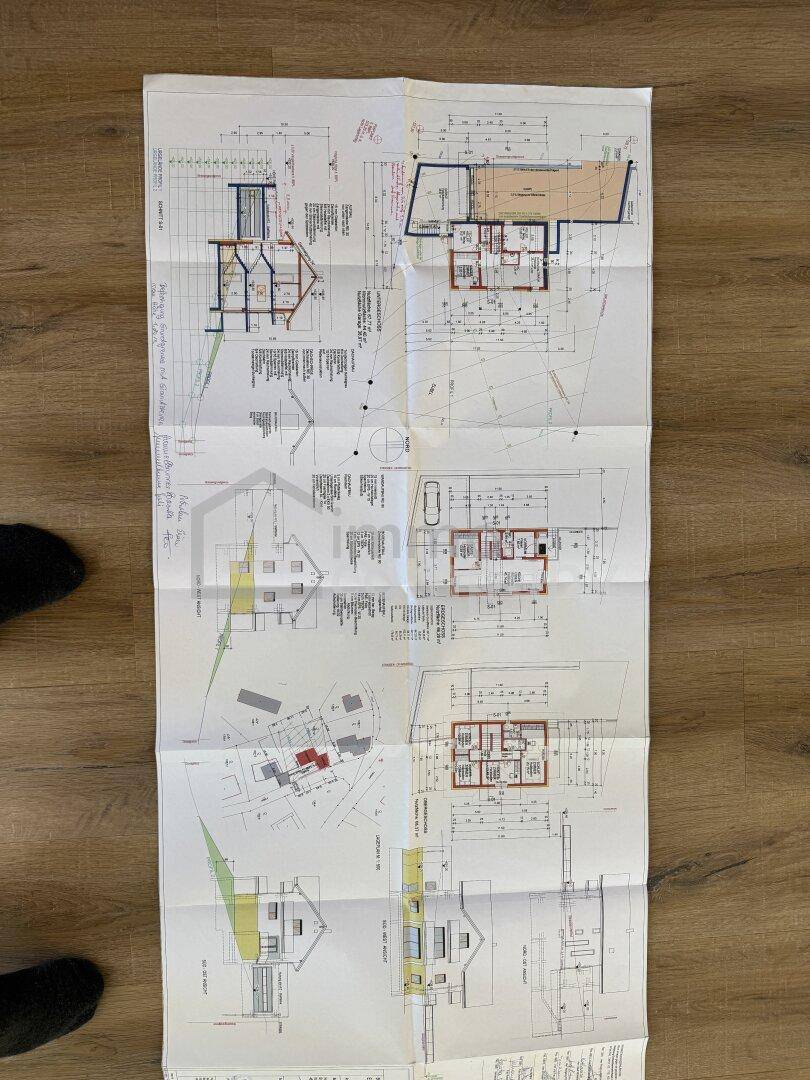 Vollständige Baupläne des Anwesens, inklusive aller Etagen und der Grundstücksgestaltung.