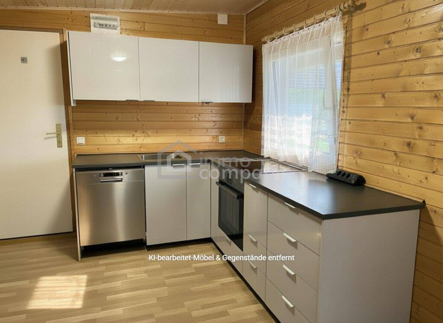 Moderne Küche mit weißen Hochglanzschränken und integrierten Geräten, umgeben von Holzvertäfelung.