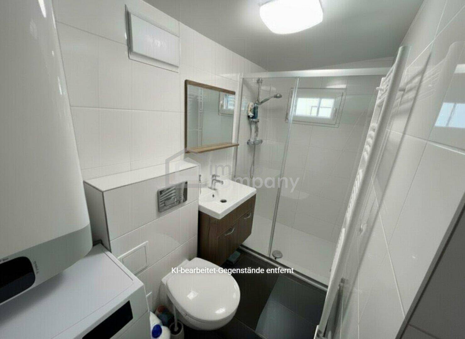 Modernes Badezimmer mit weißen Fliesen, Duschkabine, wandhängendem WC und Einzelwaschbecken.