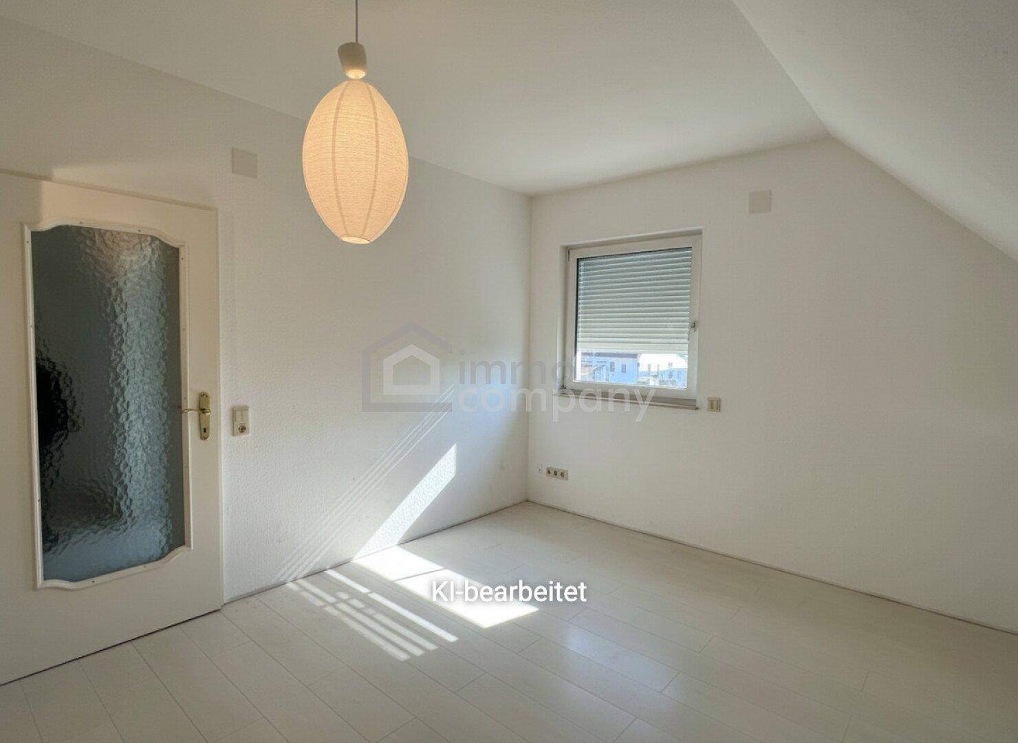 Helles Schlafzimmer mit weißen Wänden, hellem Holzboden, Dachschräge und einem Fenster mit Rollladen.