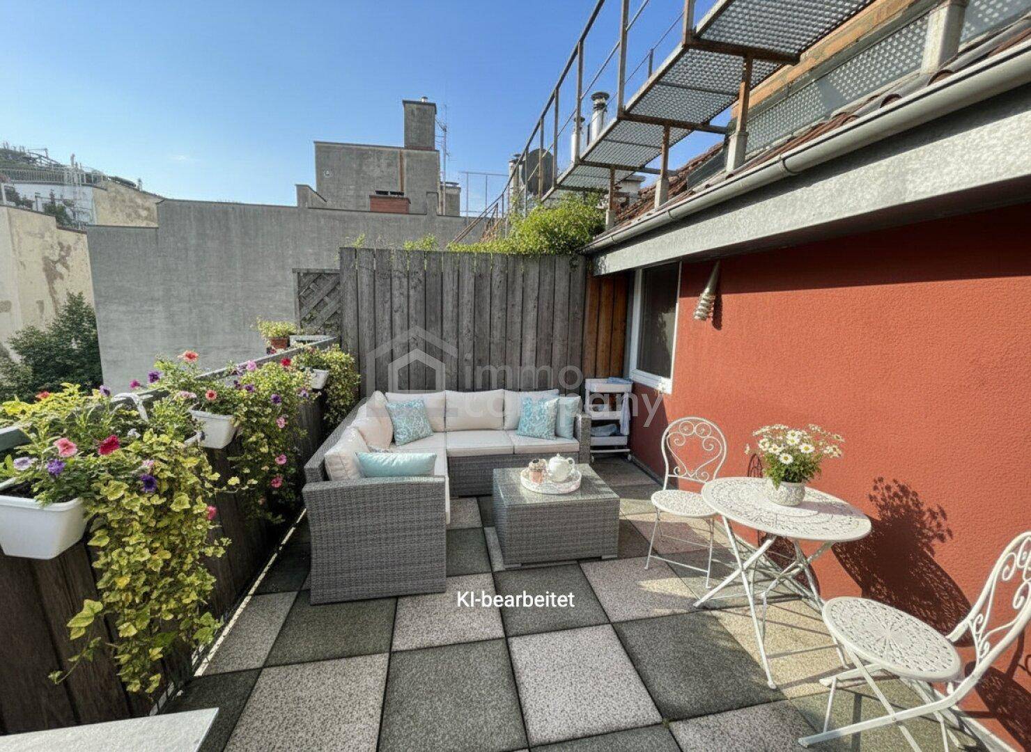 Sonnige Dachterrasse mit bequemen Loungemöbeln und Blumenkästen, ideal zum Entspannen.