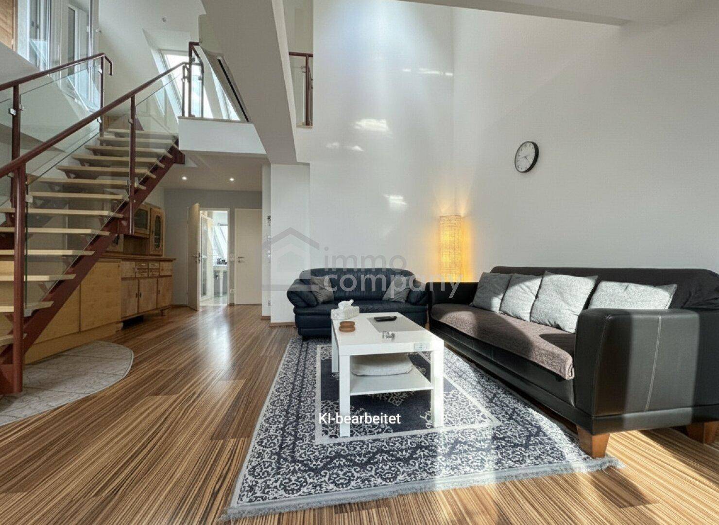 Gemütlicher Wohnbereich mit hohen Decken, Holzboden und eleganter Treppe, die zum oberen Bereich führt.