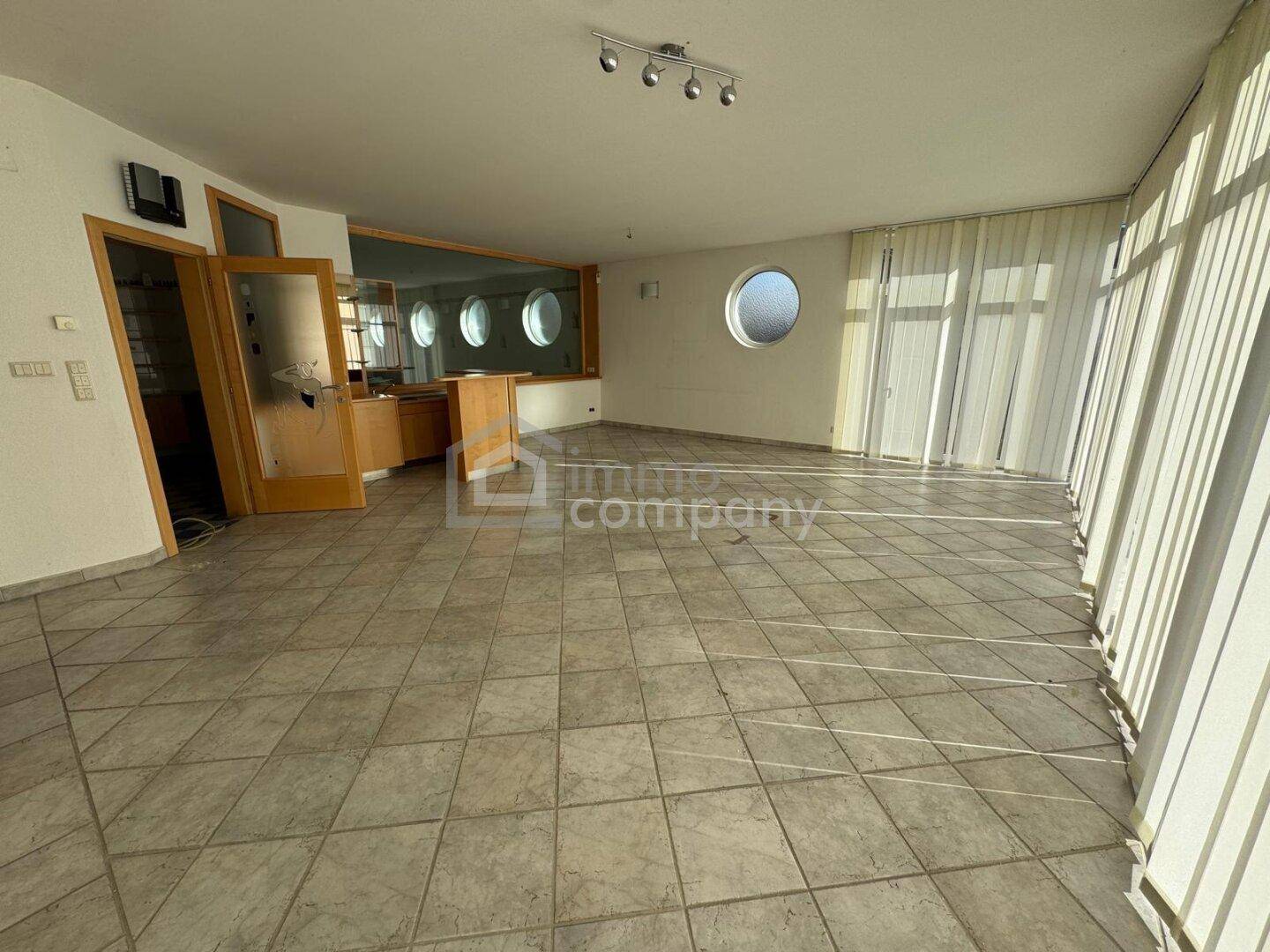 Großzügige Wohnhaus in Zeltweg – 299 m² Wohnfläche, eigener Wellnessbereich, Pool &amp; vielfältige Nutzungsmöglichkeiten – pohled 5