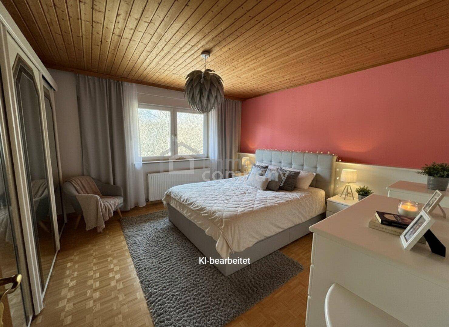 Schlafzimmer mit Holzbalkendecke, Parkettboden, rosa Akzentwand und großem Fenster.