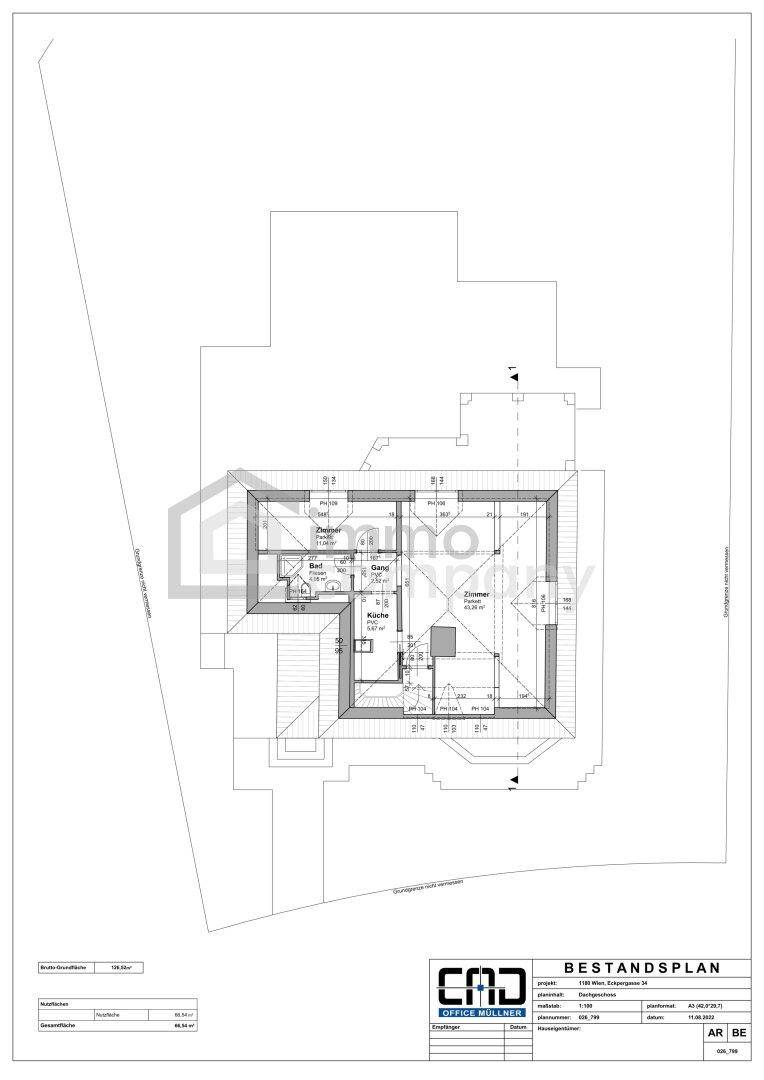 Grundriss des Dachgeschosses mit Zimmern und Bad unter Schrägdach.