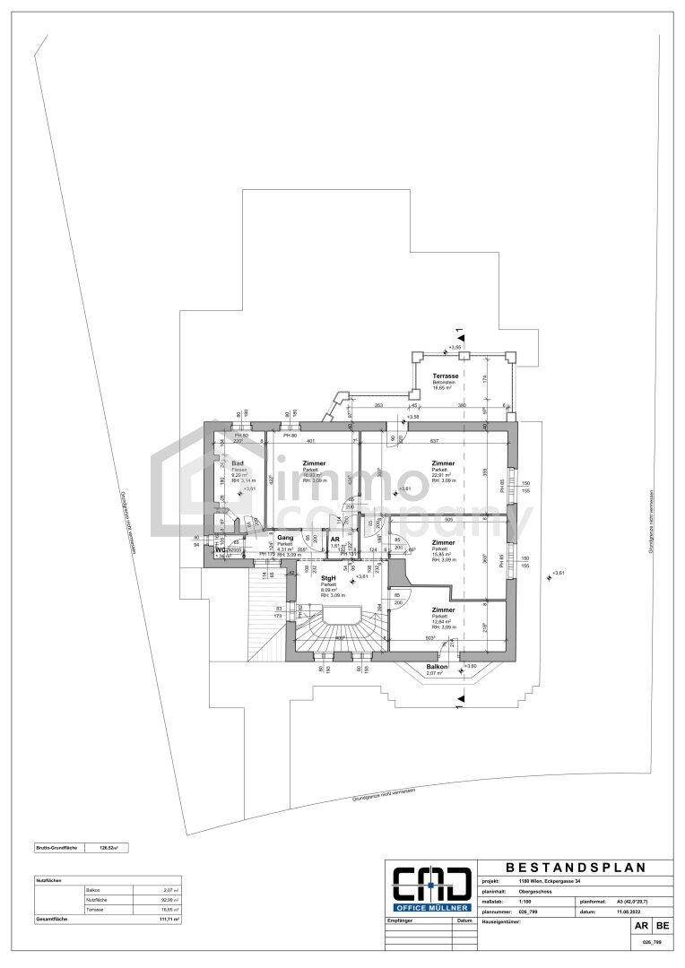 Grundriss des Obergeschosses mit Schlafzimmern, Bad und großer Terrasse.