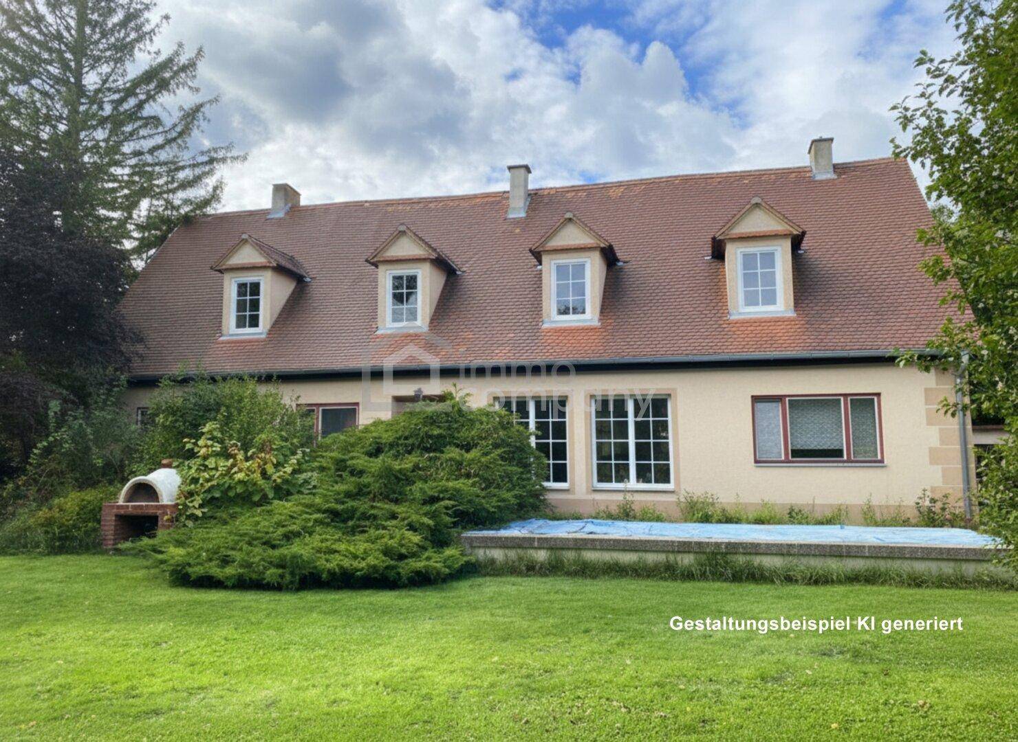Rückansicht des Hauses mit Gaubenfenstern, großem Garten, Rasenfläche und einem Pool.