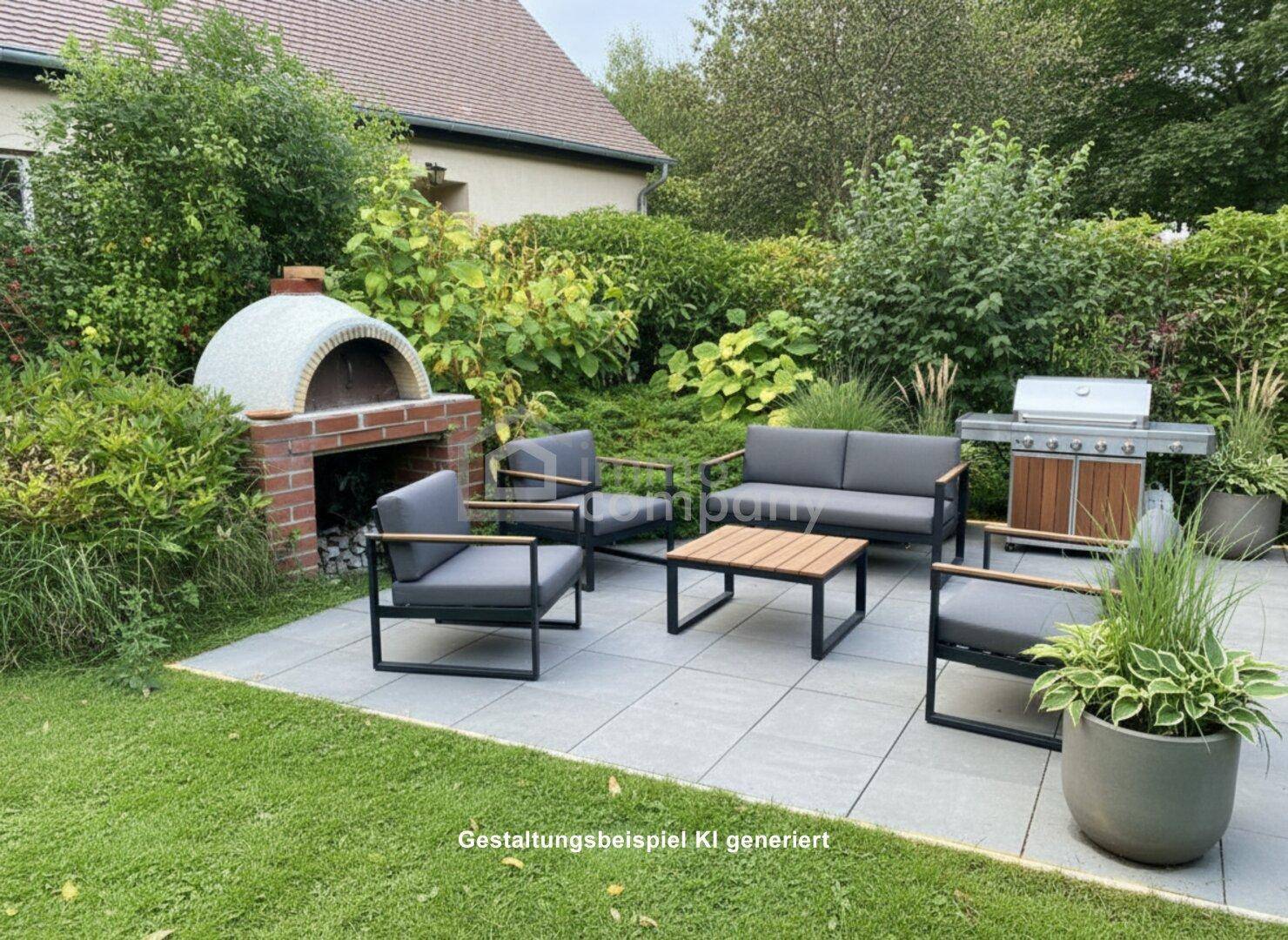 Gemütliche, gepflasterte Terrasse mit modernen Gartenmöbeln, Pizzaofen und Grillbereich.