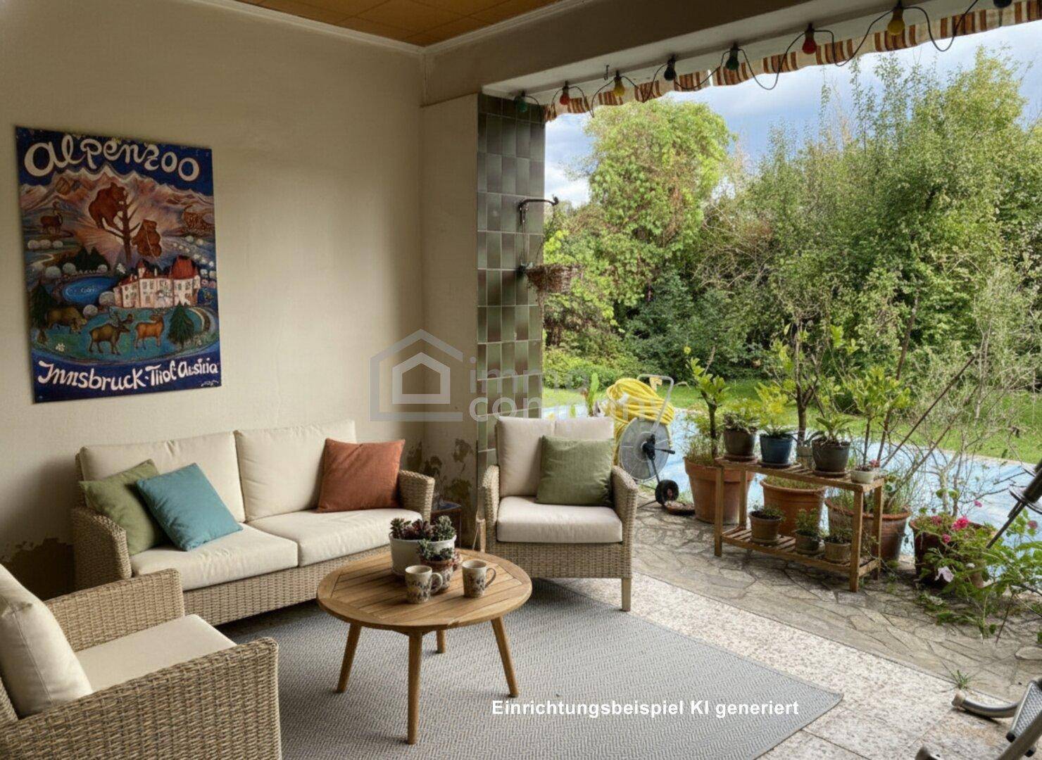 Gemütliche, überdachte Terrasse mit Rattanmöbeln und Blick auf den grünen Garten.