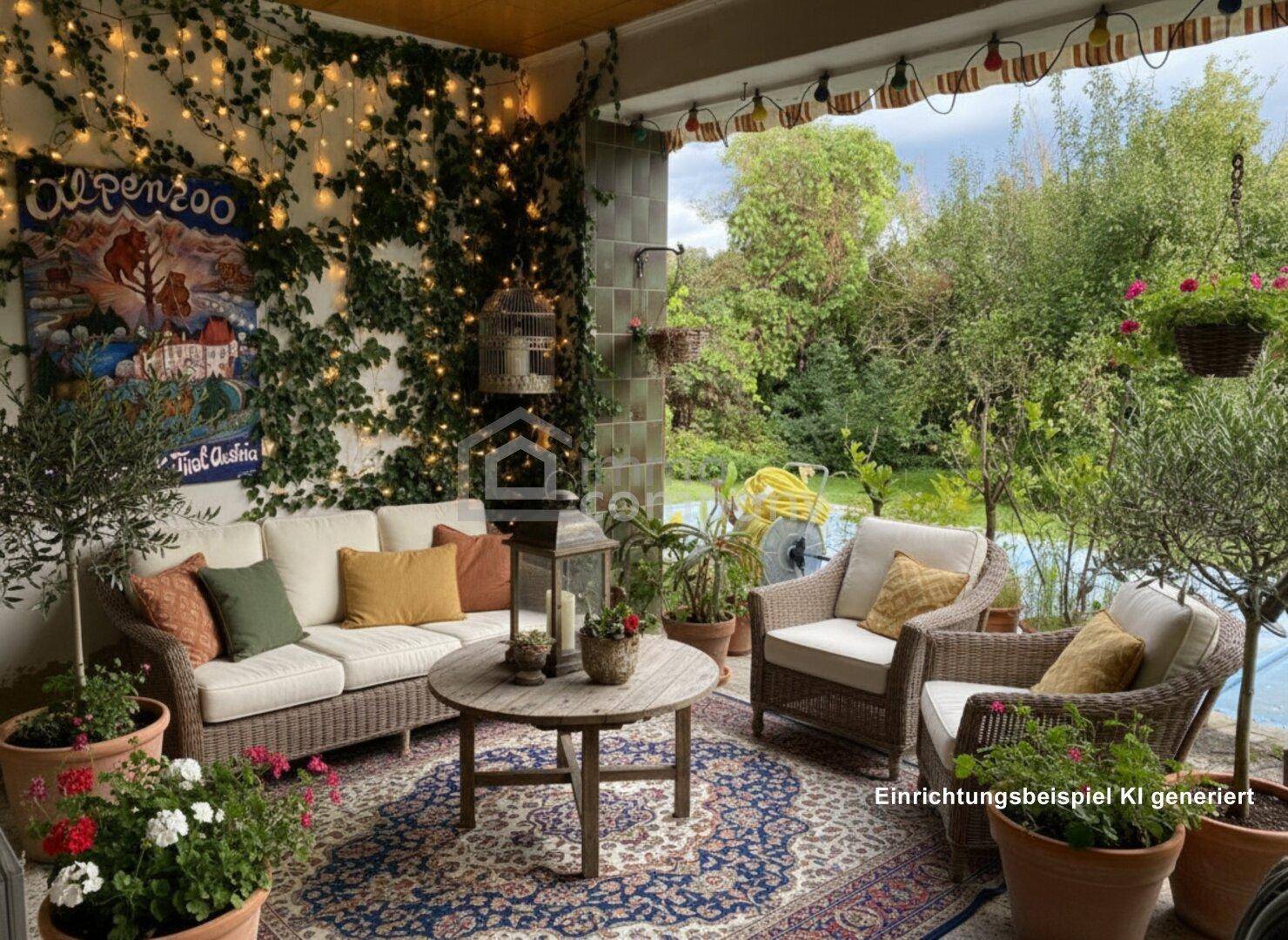 Stimmungsvolle, überdachte Terrasse mit Lichterketten, Pflanzen und bequemen Sitzgelegenheiten.