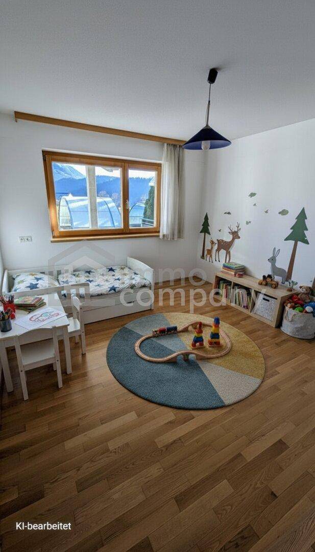 Freundliches Kinderzimmer mit Holzboden, Spielzeug und Wanddekoration.