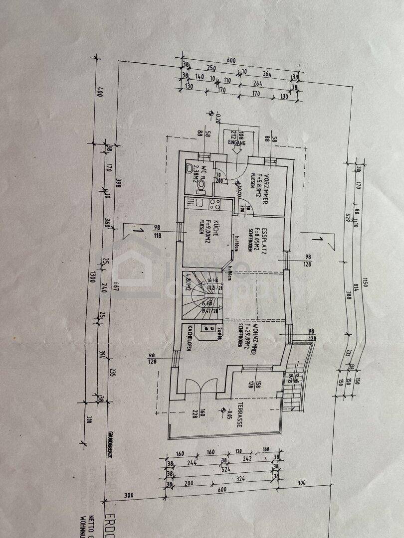 Grundriss des Erdgeschosses mit offenem Wohnbereich, Küche, Essplatz und Terrasse.
