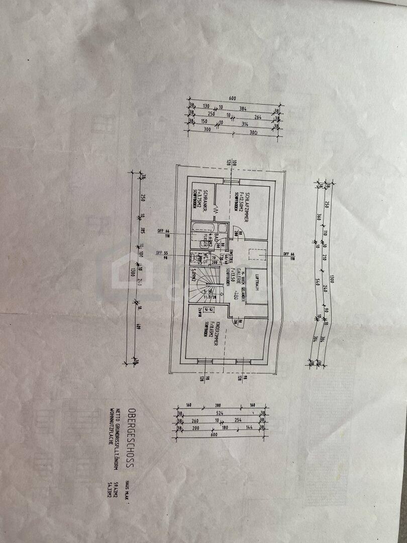 Grundriss des Obergeschosses mit Schlafzimmern, Badezimmer und Balkonzugang.