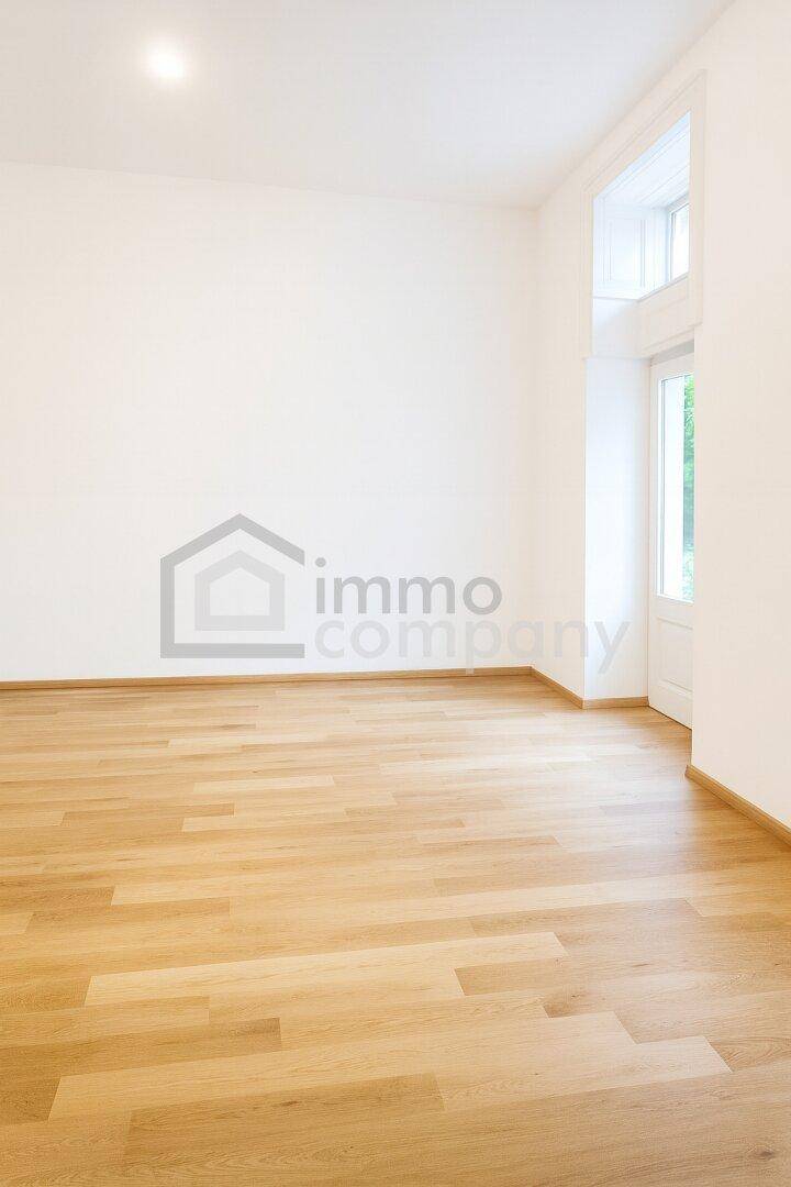 Lichtdurchfluteter Raum mit Holzboden und hohen Fenstern, bietet viel Tageslicht und eine freundliche Atmosphäre.