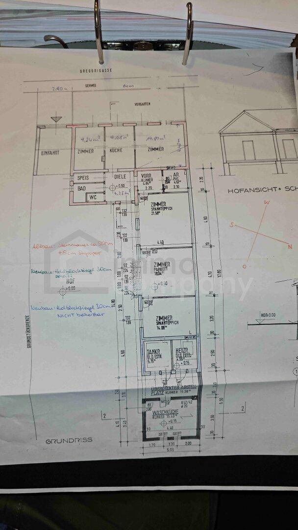 Detaillierter Grundriss des Hauses mit Zimmeraufteilung und Maßen.